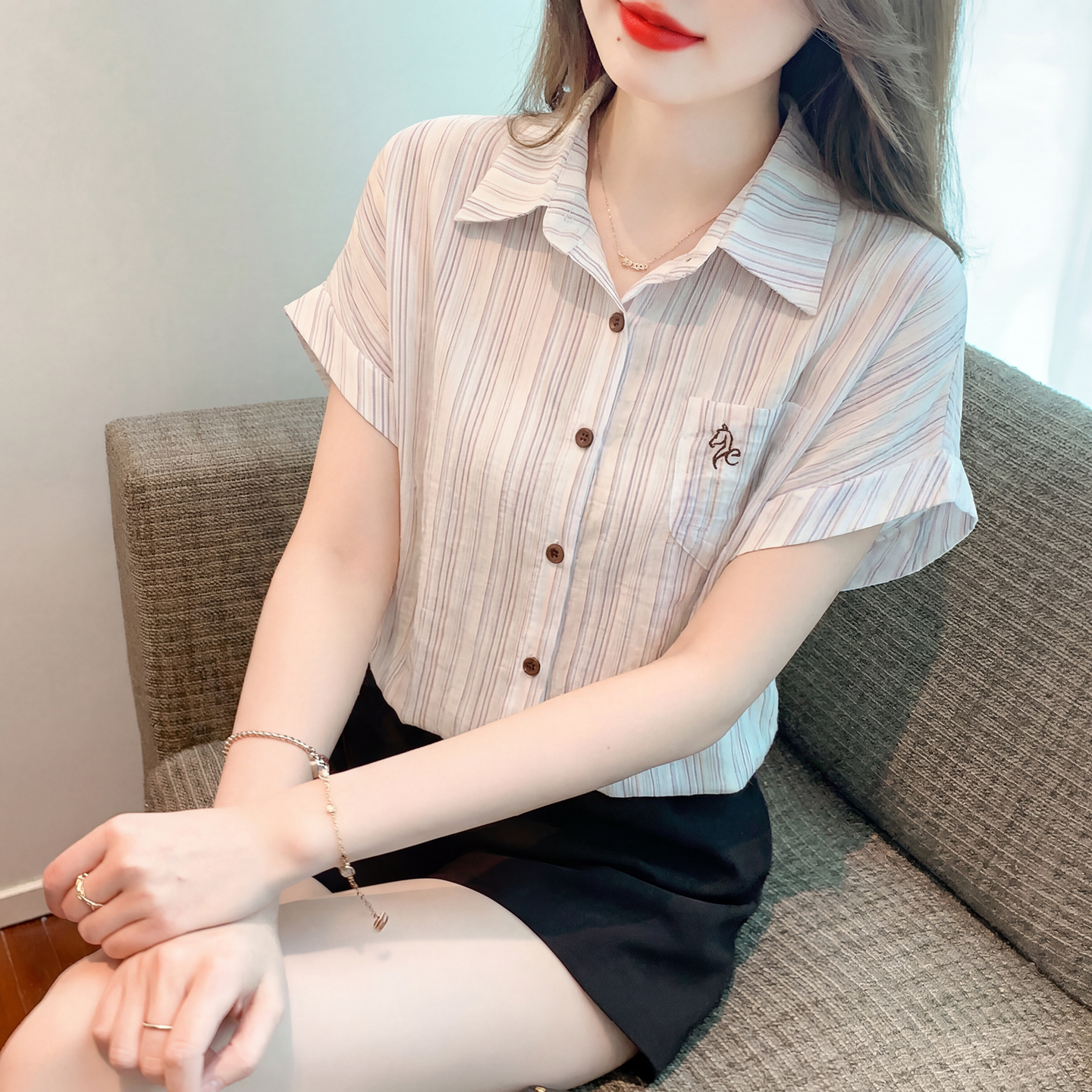캐주얼 스트라이프 바람 배트윙 소매 폴로 칼라 여성 셔츠 2026 여름 새로운 루즈핏 다용도 연령 감소 맨위