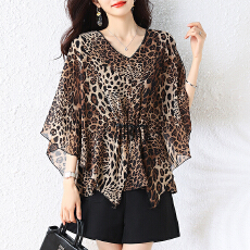 批发实拍2026夏季新款大码女装时候气质V领豹纹蝙蝠衫上衣宽松<b class='q'>雪纺衫</b>