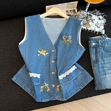 批发实拍蓝色复古花朵刺绣拼色牛仔背心马甲女夏坎肩外穿宽松叠穿上衣