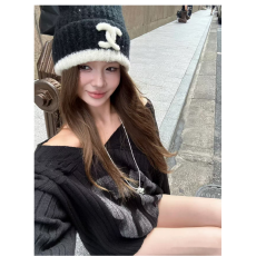 批发美式慵懒风V领毛衣短裤秋季女复古宽松设计感黑色露肩针织衫套装
