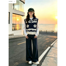 批发2026费尔岛花朵翻领针织马甲背心开衫白色打底搭阔腿牛仔裤三件套