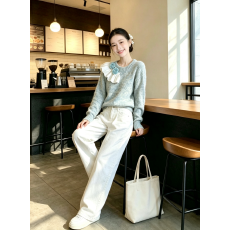 批发韩系设计感毛衣女款2026春秋新款针织衫保暖上衣打白色<b class='q'>牛仔裤</b>套装