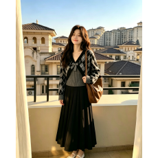 批发红人馆针织开衫女秋季穿搭短款设计感<b class='q'>毛衣</b>外套两件套配黑色百褶裙