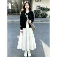 批发黑色波点假两件<b class='q'>毛衣</b>开衫女秋冬设计感针织衫白色半身裙女针织套装