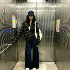 批发法式复古条纹拉链开衫<b class='q'>毛衣</b>外套女秋冬外穿设计感搭蓝色阔腿牛仔裤