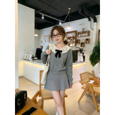 批发韩系新款氛围感粉色波点长袖斜肩针织开衫女配灰色百褶裙两件套