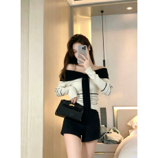 批发气质设计感撞色条纹一字肩<b class='q'>毛衣</b>针织衫搭配黑色提臀显瘦短裤两件套