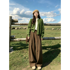 批发新疆川西草原高级感旅游穿搭秋冬棕色<b class='q'>裤</b>子绿色毛衣开衫外套套<b class='q'>装</b>