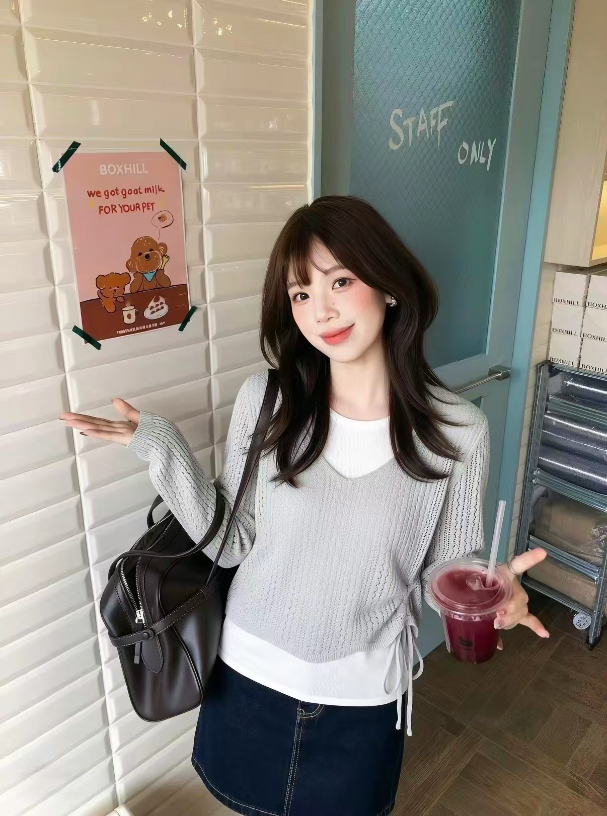 있음 밖으로 밝은 회색 색상 페이크 레이어드 얼음 실크 니트 스웨터 봄 여름 2026 새로운 펌프 로프 패치워크 V넥 니트 맨위
