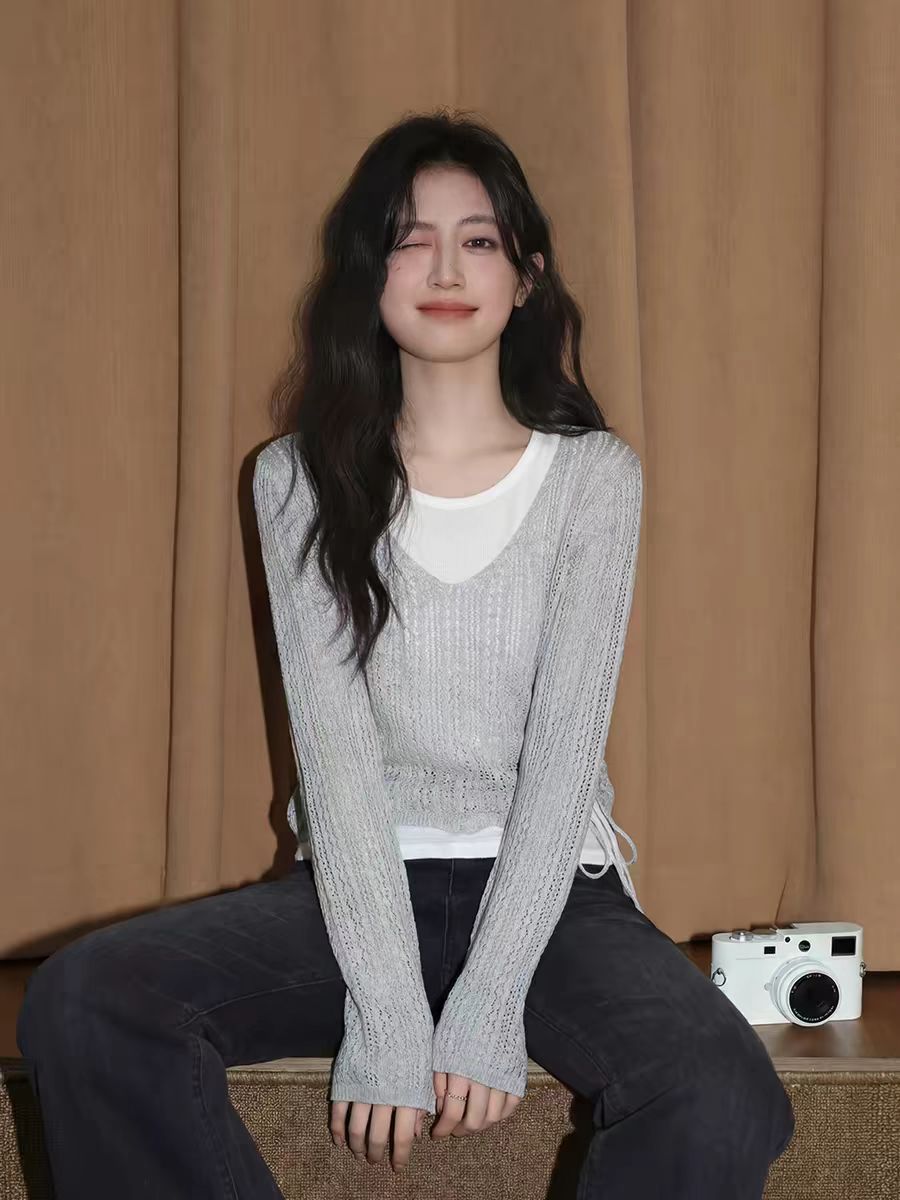 있음 밖으로 밝은 회색 색상 페이크 레이어드 얼음 실크 니트 스웨터 봄 여름 2026 새로운 펌프 로프 패치워크 V넥 니트 맨위