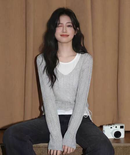 있음 밖으로 밝은 회색 색상 페이크 레이어드 얼음 실크 니트 스웨터 봄 여름 2026 새로운 펌프 로프 패치워크 V넥 니트 맨위