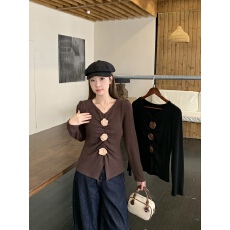 批发实拍2026<b class='q'>春</b>季新款胖mm大码V领褶皱花朵长袖T恤设计感加绒打底上衣