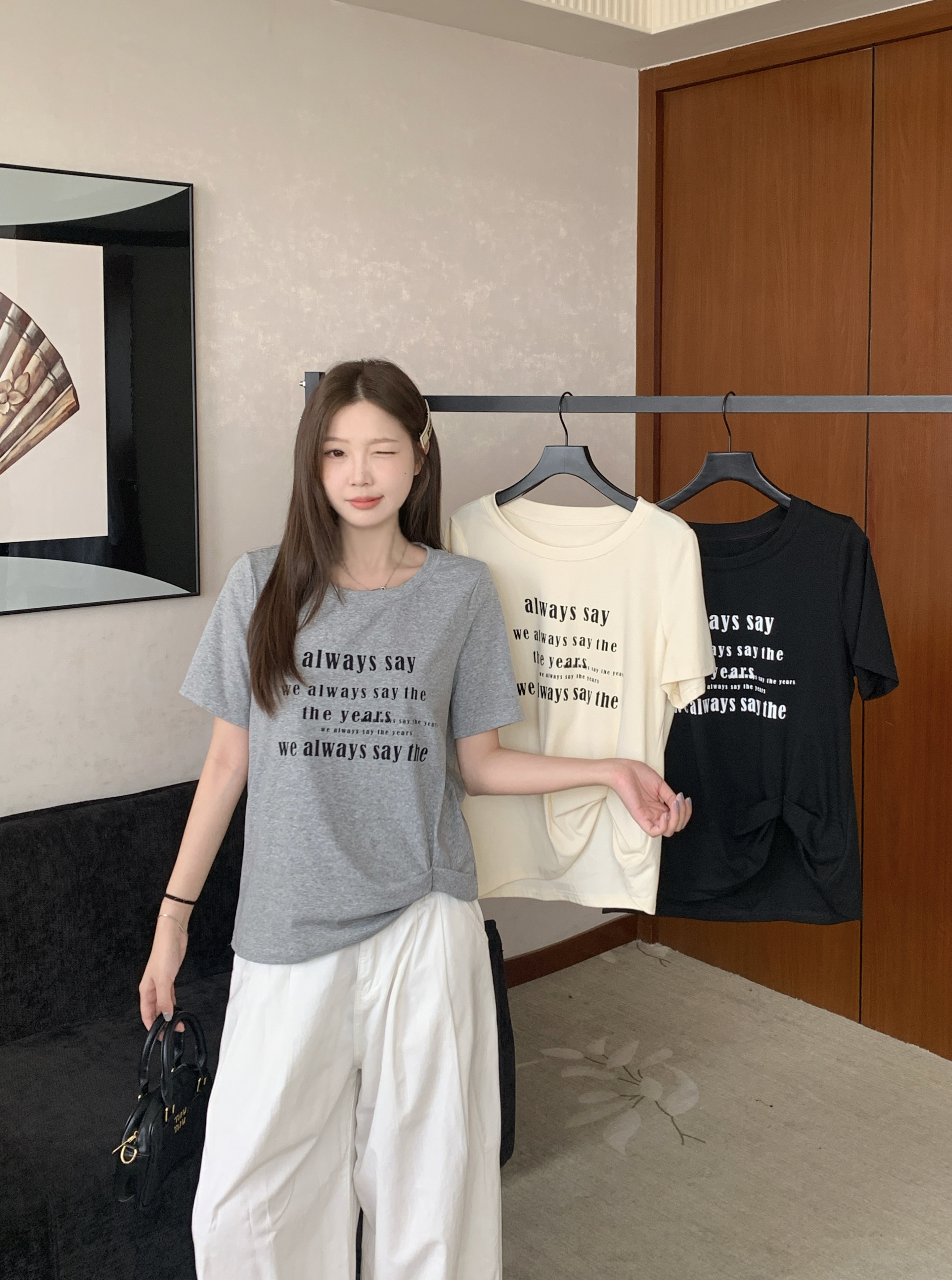 실사 2026 여름 새로운 지방 mm 빅 사이즈 여성 한 부서 알파벳 프린트 반팔 티셔츠 비틀림 불규칙 맨위