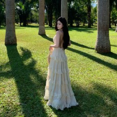 批发<b class='q'>泰国</b>云南海边度假高级V领挂脖连衣裙仙女性感露背荷叶边蛋糕长裙
