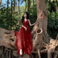 批发<b class='q'>泰国</b>云南海边度假高级V领挂脖连衣裙仙女性感露背荷叶边蛋糕长裙