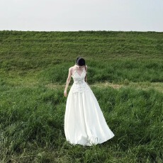 批发<b class='q'>泰国</b>云南旅游小众蕾丝拼接吊带连衣裙显瘦气质礼服长裙度假风