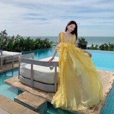 批发实拍法式高级感深V镂空挂脖露背<b class='q'>连衣裙</b>性感褶皱度假<b class='q'>长裙</b>夏