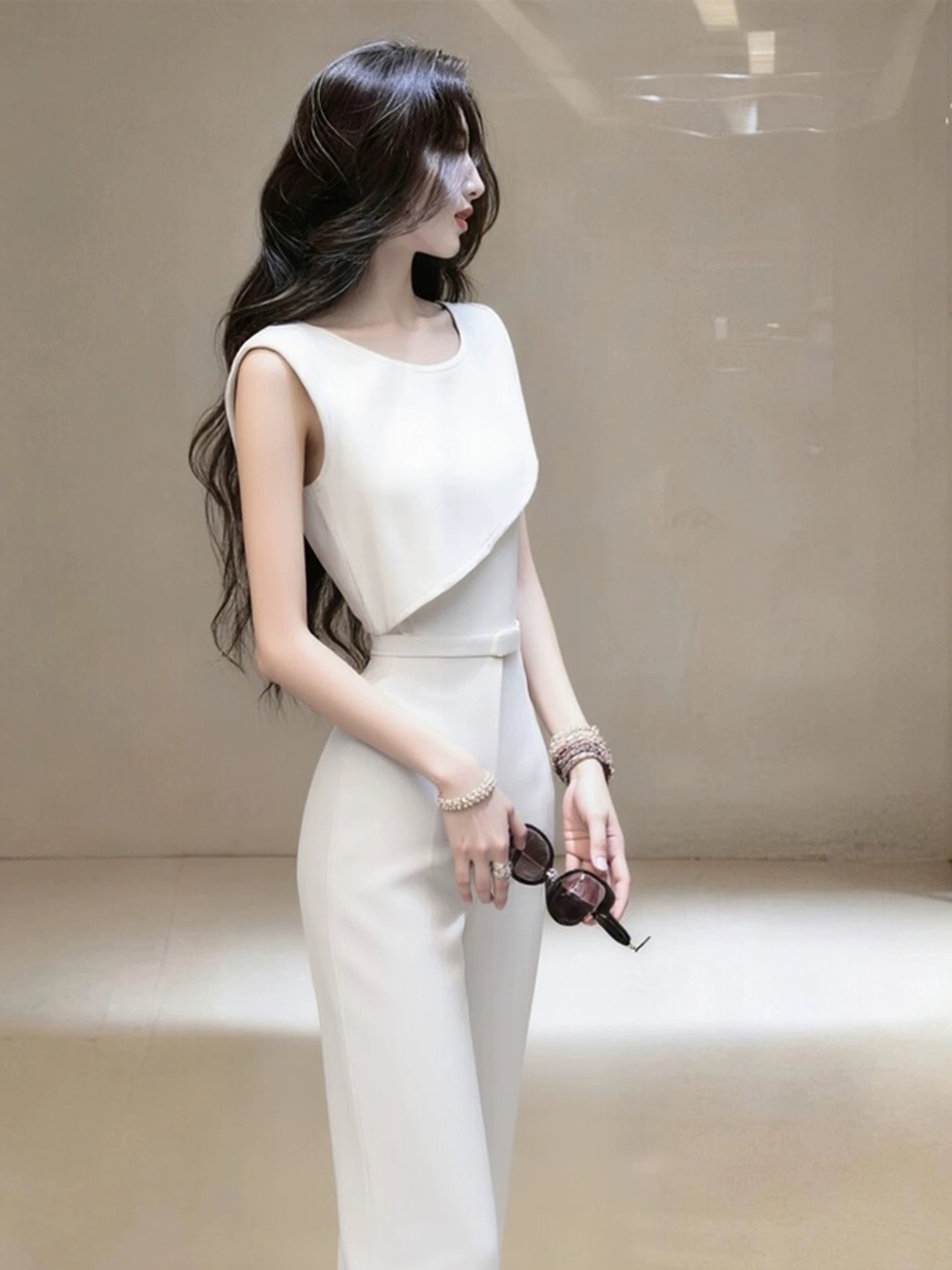 화이트 점프 슈트 봄 여름 섹션 빛 럭셔리 고급 품격 꼬집기 허리 슈퍼 잘 생긴 페이크 레이어드 패치워크 민소매 점프 슈트 바지