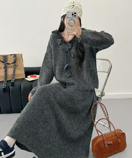 가을 겨울철 새로운 한국 스타일 루즈핏 캐주얼 디자인 센스 스웨터 하이웨이스트 슬림해 보이는 반신 스커트 패션 두 조각 여성 세트