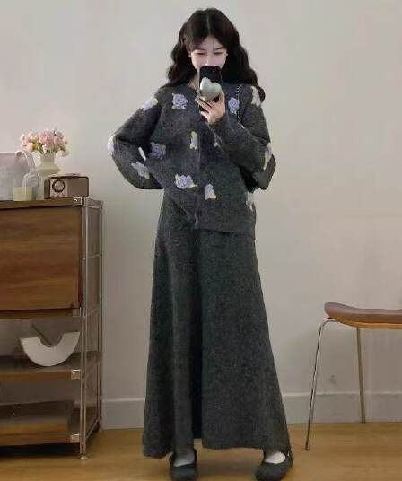 2026 가을 겨울 새로운 느긋한 바람 3 차원 꽃 스웨터 반신 치마 세트 여성 외국 가스 슬림해 보이는 코디 전체 집합