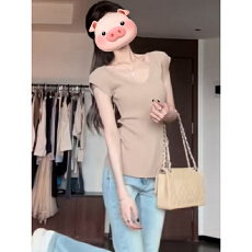 2026新款法式高级感正肩v领短袖t恤女夏季小众独特辣妹修身短上衣