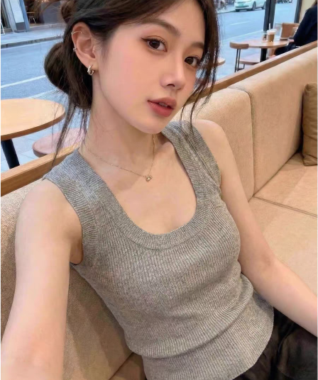 회색 u 칼라 니트 조끼 여성 외출용 2026 여름 얇은 스타일 몸매 가꾸기 슬림해 보이는 표지 대리인 우유 만나는 민소매 맨위