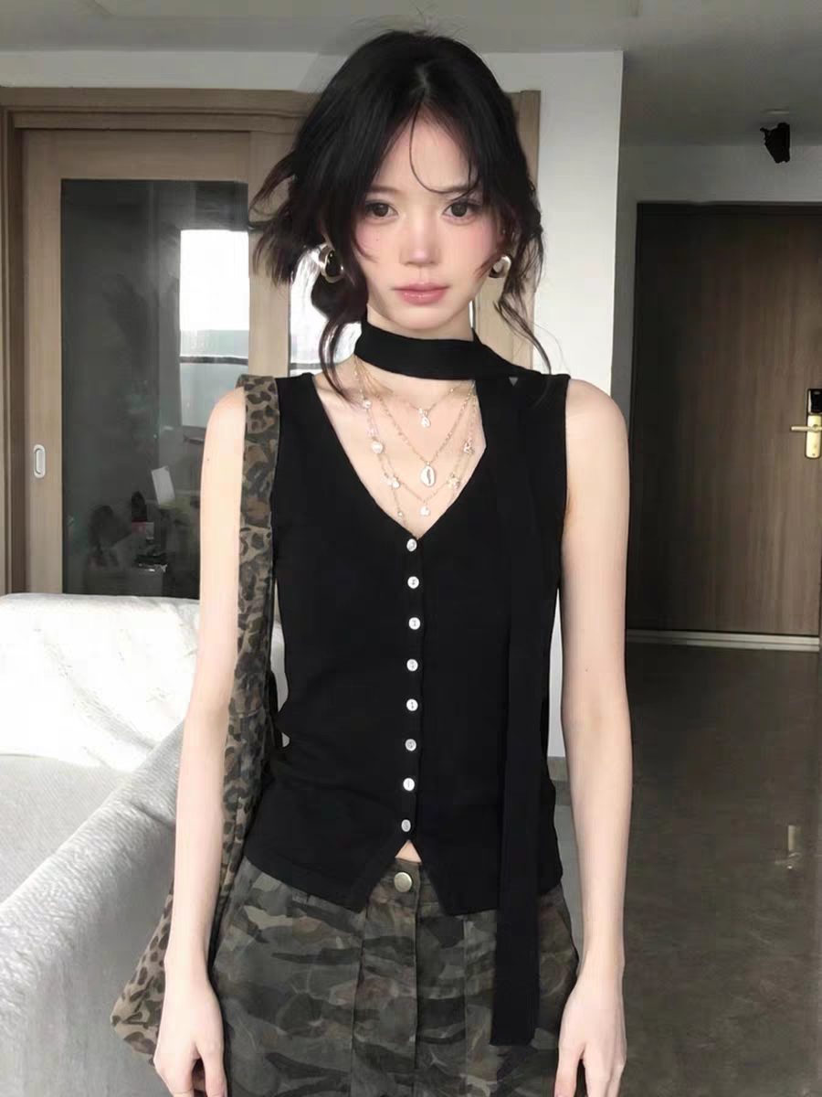 프랑스식 검정색 캐미솔 여름 외출용 2026 새로운 자이언트 잘 생긴 몸매 가꾸기 슬림해 보이는 민소매 디자인 센스 맨위