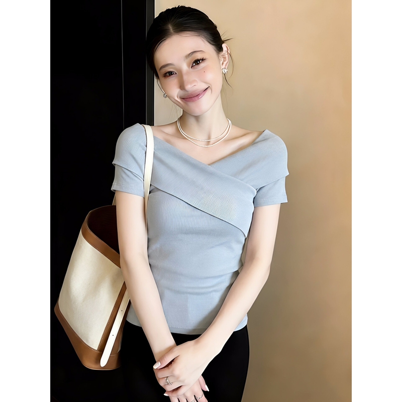 여름 자이언트 잘 생긴 ~ 중 하늘색 V넥 십자가 반팔 오프숄더 니트 티셔츠 여성 몸매 가꾸기 슬림해 보이는 디자인 센스 맨위