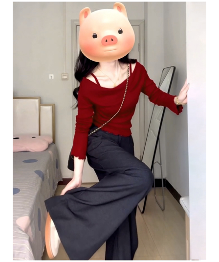 빨간색 오프숄더 페이크 레이어드 슬립 맨위 여성 가을 2025 년 새로운 디자인 센스 작은 대중 스웨터 니트 스웨터