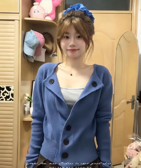 파란색 폴로 칼라 몸매 가꾸기 긴팔 니트 스웨터 조기 가을 의상 여자 2026 새로운 빛 럭셔리 고급 센스 디자인 센스 맨위