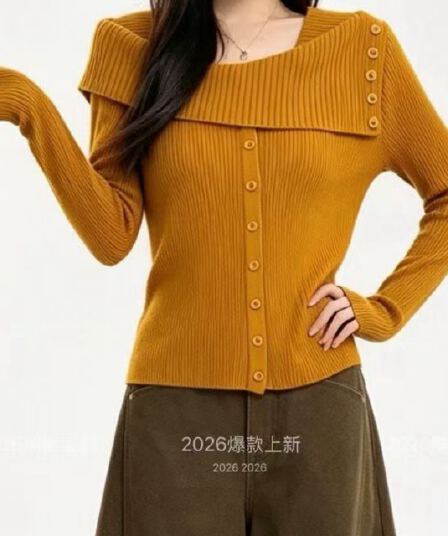 한 부서 디자인 센스 비스듬한 폴로 칼라 주황색 스웨터 여자 26 년 겨울 새로운 루즈핏 만나는 니트 맨위