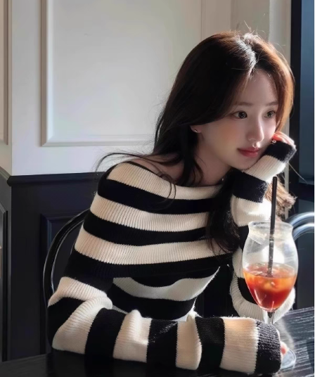 한 부서 레트로 흑백 줄무늬 오프숄더 니트 스웨터 맨위 여성 가을 겨울 디자인 센스 품격 부드러운 오프숄더 스웨터