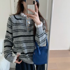 批发<b class='q'>韩国</b>东大门秋季<b class='q'>蕾丝</b>袖条纹系扣领套头宽松高级感毛衣