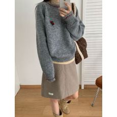 批发实拍秋季韩系圆领宽松长袖针织衫<b class='q'>女士</b>减龄甜美小樱桃胸针俏皮上衣