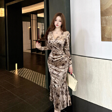 批发实拍丝绒<b class='q'>连衣裙</b>秋冬新款气质轻奢V领长袖修身显瘦包臀鱼尾长裙