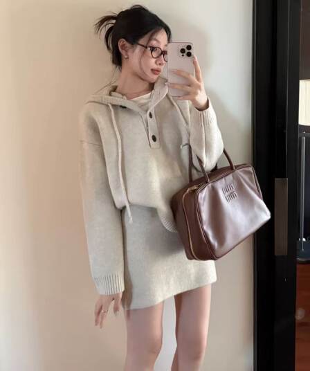 루즈핏 캐주얼 느긋한 바람 후드 두꺼운 스웨터 슬림해 보이는 반신 미니 스커트 두 조각 여성 세트 가을 겨울철 패션 세트