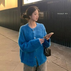 批发克莱因蓝色马海毛针织开衫女秋冬慵懒风软糯亮色显白毛衣<b class='q'>外套</b>上衣