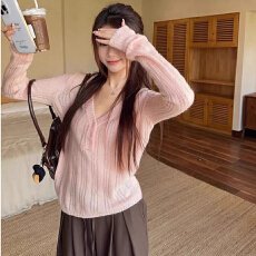 批发纯欲风藕粉色V领纽扣针织毛衣女装<b class='q'>秋</b>季小众别致减龄上衣