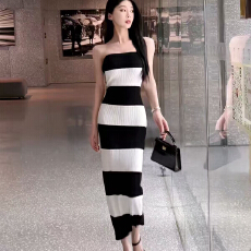 批发夏季新款黑白针织条纹长款一字领收腰包臀抹胸连衣裙女装