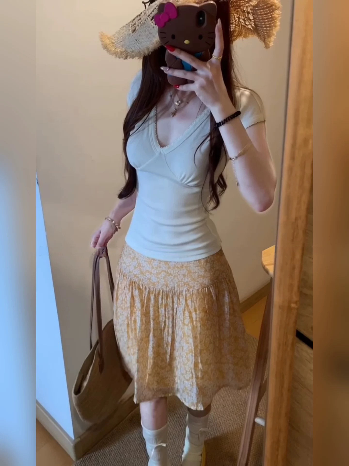 핫걸 섹시함 황색 꽃무늬 하이웨이스트 슬림해 보이는 반신 스커트 여성 2026 봄 새로운 작은 대중 고유 한 한 마디 미니 스커트