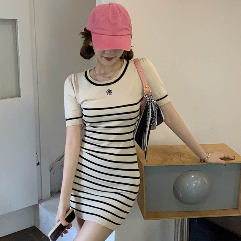 한국 거품 소매 품격 레트로 홍콩 느낌 학원 스타일 캐주얼 핫걸 타이트 스커트 ol 스트라이프 얼음 실크 니트 드레스