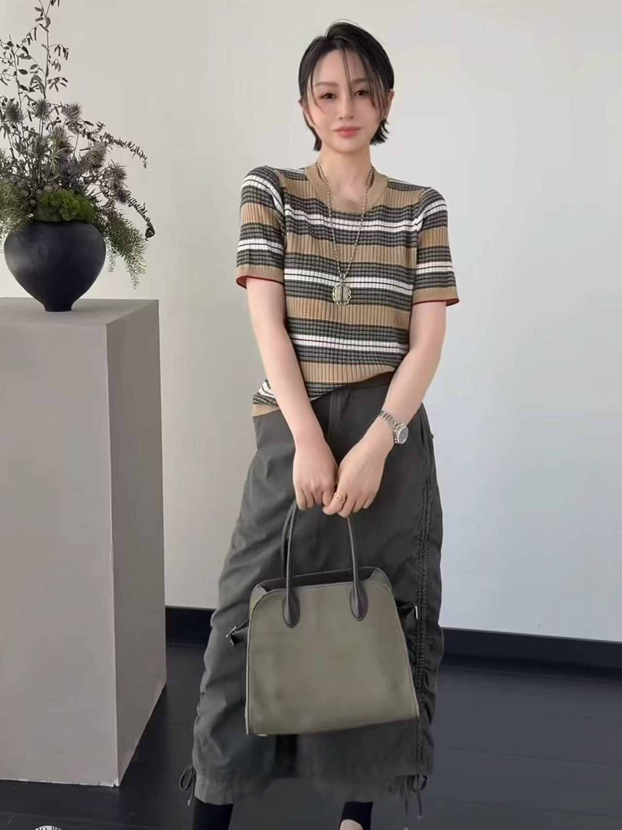 프랑스식 슈퍼 아름다운 주간 실크 아마 카키 색 패치워크 색상 스트라이프 라운드 넥 니트 맨위 얇은 스타일 티셔츠 반팔 여성 의류