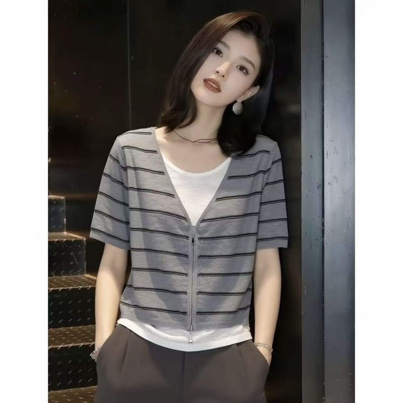 2026 레트로 한 부서 페이크 레이어드 회색 스트라이프 루즈핏 반팔 티셔츠 여성 여름 아름다운 맨위 패션 캐주얼