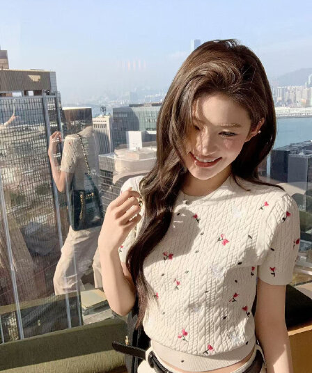 지구 가게 화이트 자수 디자인 센스 반팔 니트 스웨터 여성 조기 봄 miu 부서 착용 가져 가라. 품격 맨위 쇼트 스타일