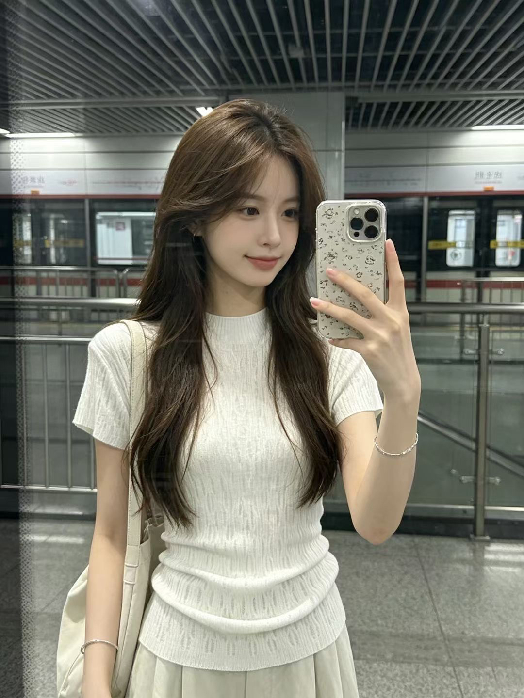 한 부서 2026 여름 새로운 패션 몸매 가꾸기 슬림해 보이는 반하이넥 홀로우 아웃 반팔 니트 스웨터 여성 트렌디