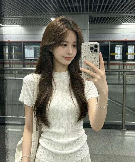 한 부서 2026 여름 새로운 패션 몸매 가꾸기 슬림해 보이는 반하이넥 홀로우 아웃 반팔 니트 스웨터 여성 트렌디