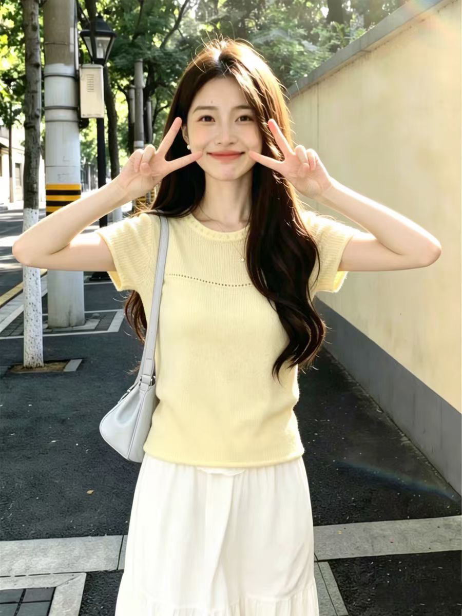 2026 여름 새로운 한 인사이드 한 가스 단색 디자인 반팔 니트 스웨터 여성 몸매 가꾸기 슬림해 보이는 인사이드 잡아라. 의류