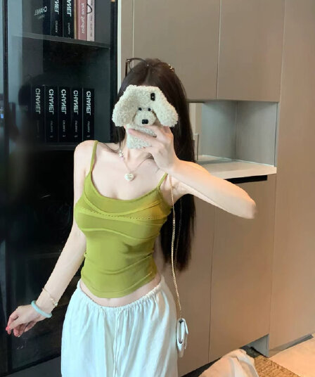 핫걸 u 칼라 몸매 가꾸기 캐미솔 2026 여름 새로운 여성 의류 캐주얼 미니멀리즘 슬림해 보이는 다용도 녹색 맨위