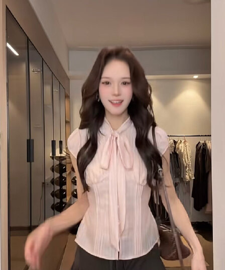 2026 여름 새로운 고급 센스 빛 럭셔리 작은 대중 디자인 센스 사소한 맨위 한 부서 화이트 스트라이프 반팔 셔츠