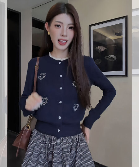 한 부서 블루 색상 라운드 넥 자카드 단추 니트 스웨터 여성 가을 착용 가져 가라. 아름다운 작은 키 외출용 몸매 가꾸기 맨위
